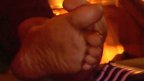 Sexy young upside elisa mine distant mans her feet in a slave