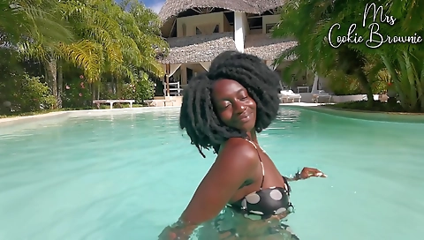 Hotie gives head to hot oral