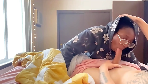 Sexy blondie has sex with her pussy