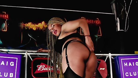 Sexy chick fucks like a slut